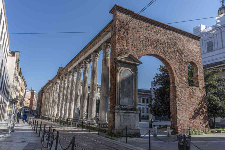 Italia - Milán 122 - Columnas de Lorenzo.jpg